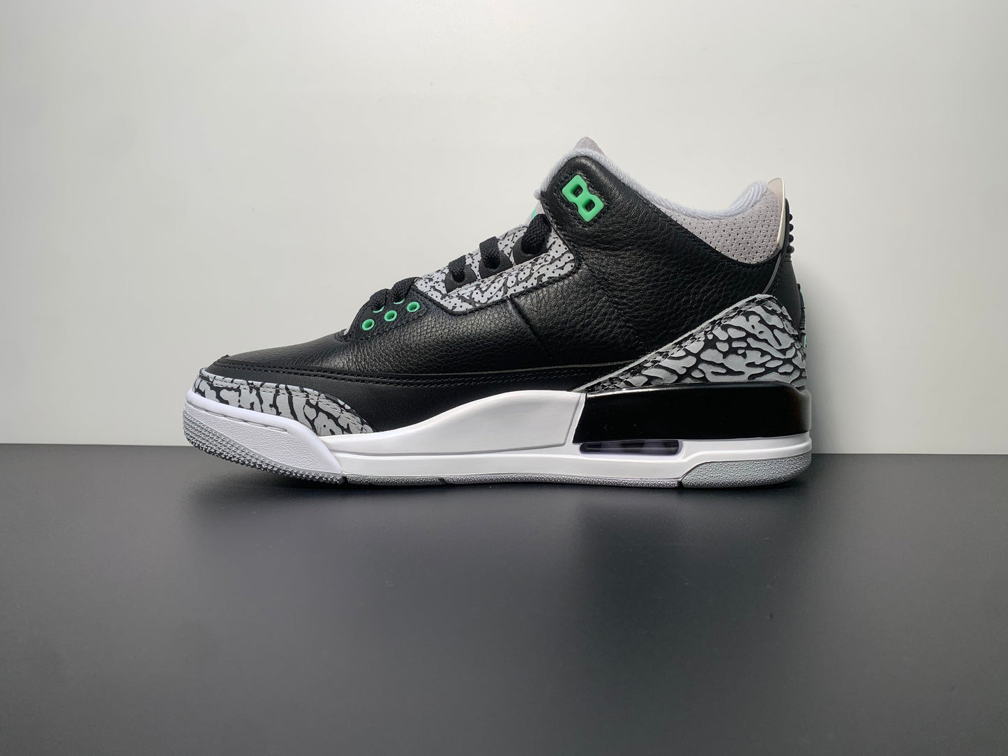 Air Jordan 3 Retro Green Glow CT8532-031