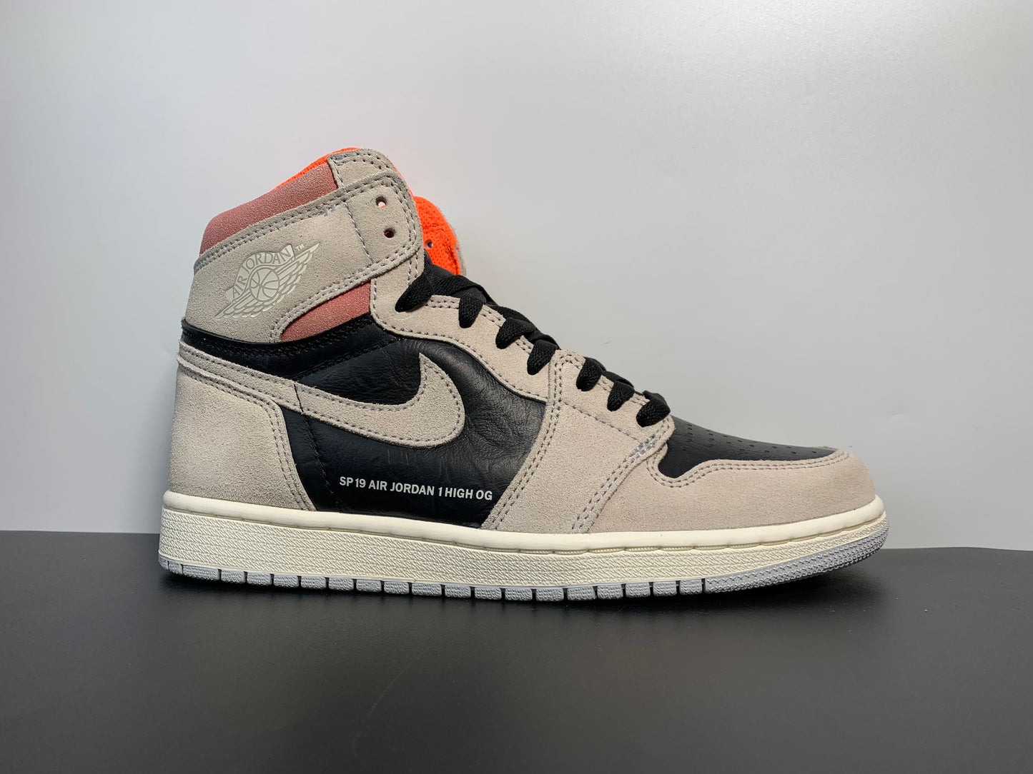 Air Jordan 1 Retro OG High Neutral Grey 555088-018