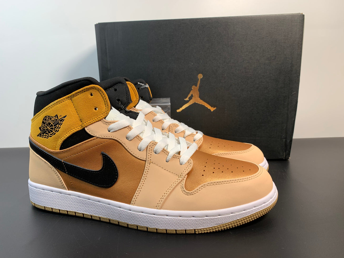 Air Jordan 1 Mid SE  WMNS “Particle Beige  DD2224-200