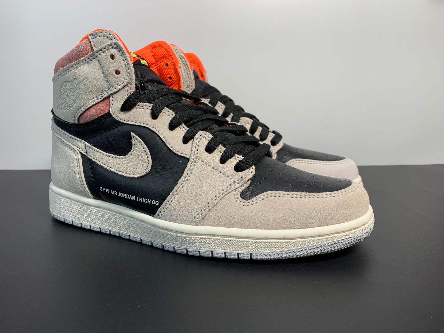 Air Jordan 1 Retro OG High Neutral Grey 555088-018