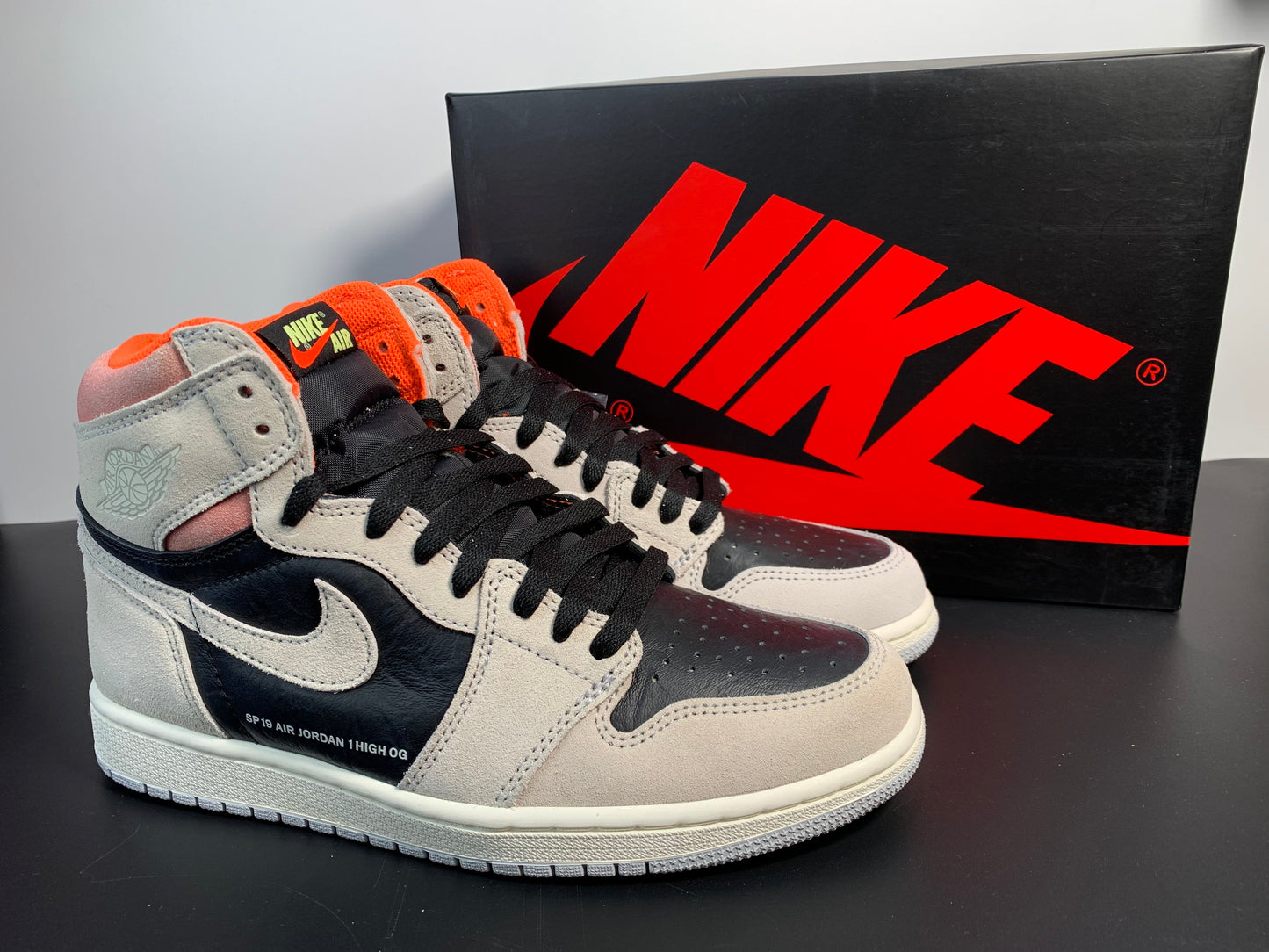 Air Jordan 1 Retro OG High Neutral Grey 555088-018