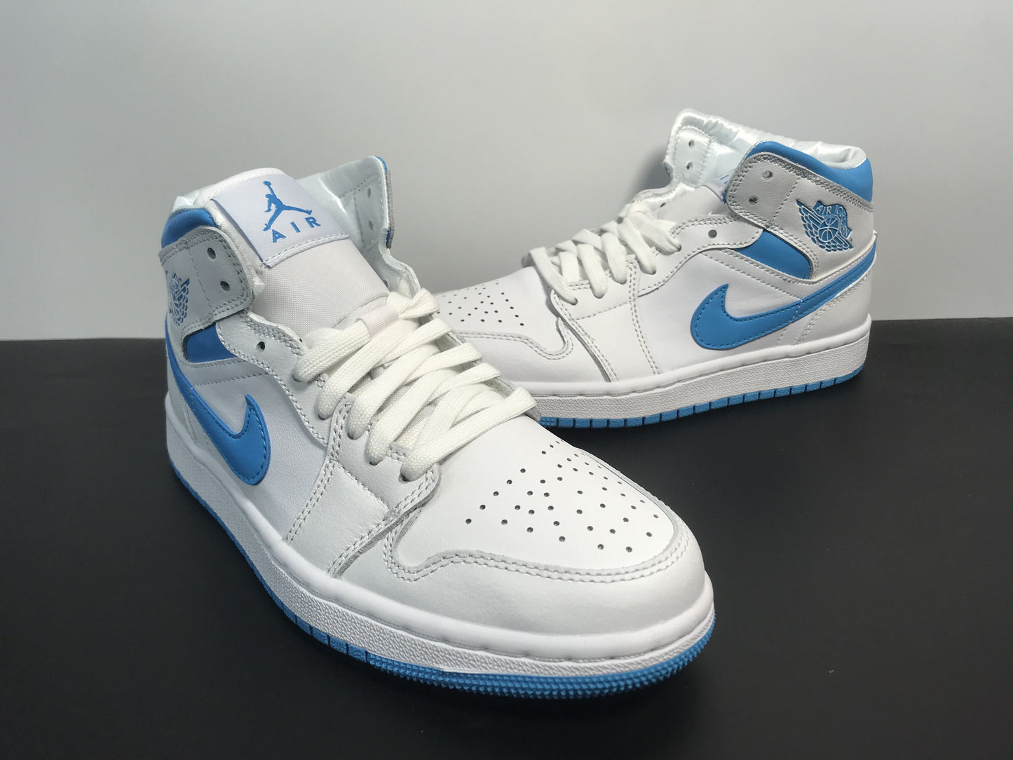 Air Jordan 1 Mid UNC